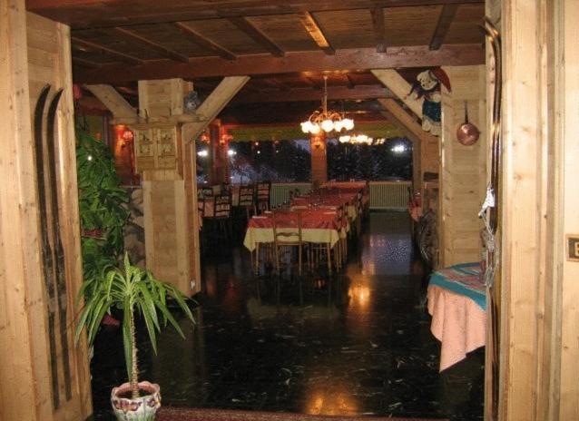 Hotel De La Couronne Mijoux Esterno foto